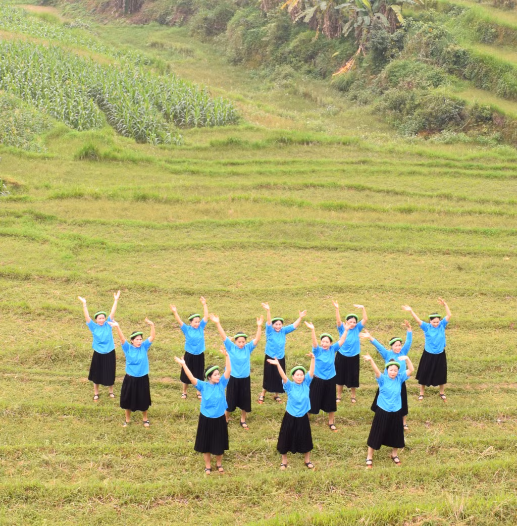 Chị em phụ nữ Sán Chỉ nhảy dân vũ khu vực ruộng bậc thang ở xã