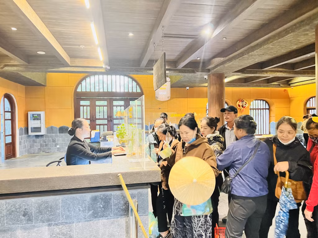 Du khách mua vé cáp treo lên Yên Tử.