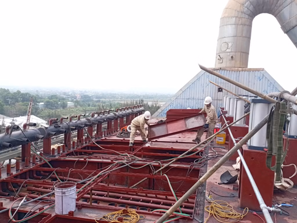 Tháng 7/2022, Công ty CP Xi măng và Xây dựng Quảng Ninh đã đầu tư kinh phí trên 40 tỷ đồng cho việc thực hiện cải tạo, nâng cấp công nghệ thiết bị lọc bụi. Ảnh do đơn vị cung cấp