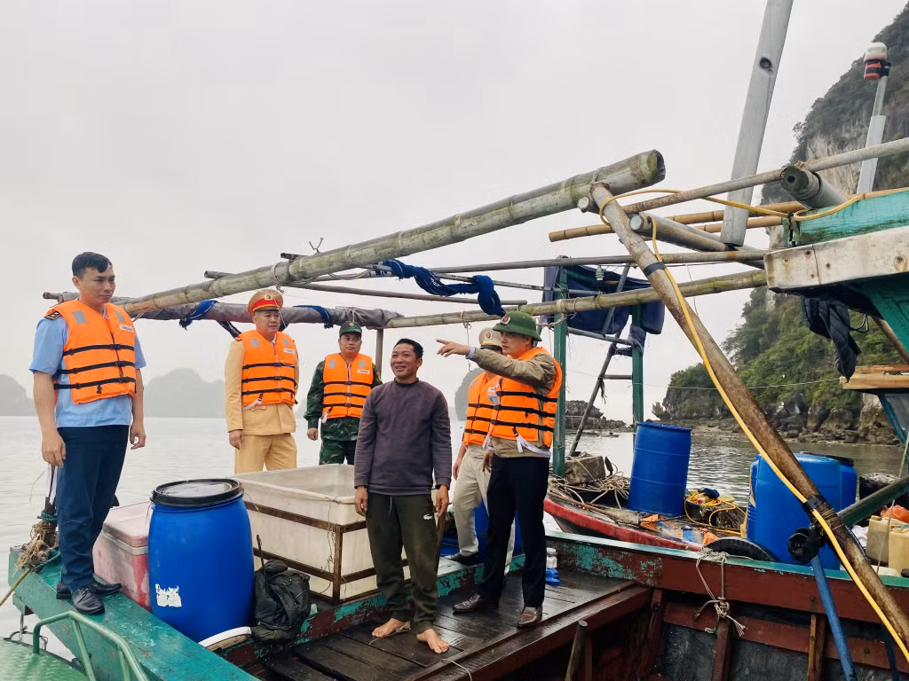 Lực lượng chức năng TP Hạ Long vận động, đôn đốc ông Phạm Văn Thìn, hộ NTTS trái phép tại khu vực hòn Thành Lãnh thực hiện việc tháo dỡ, di dời lồng bè xong trước ngày 31/3/2023.
