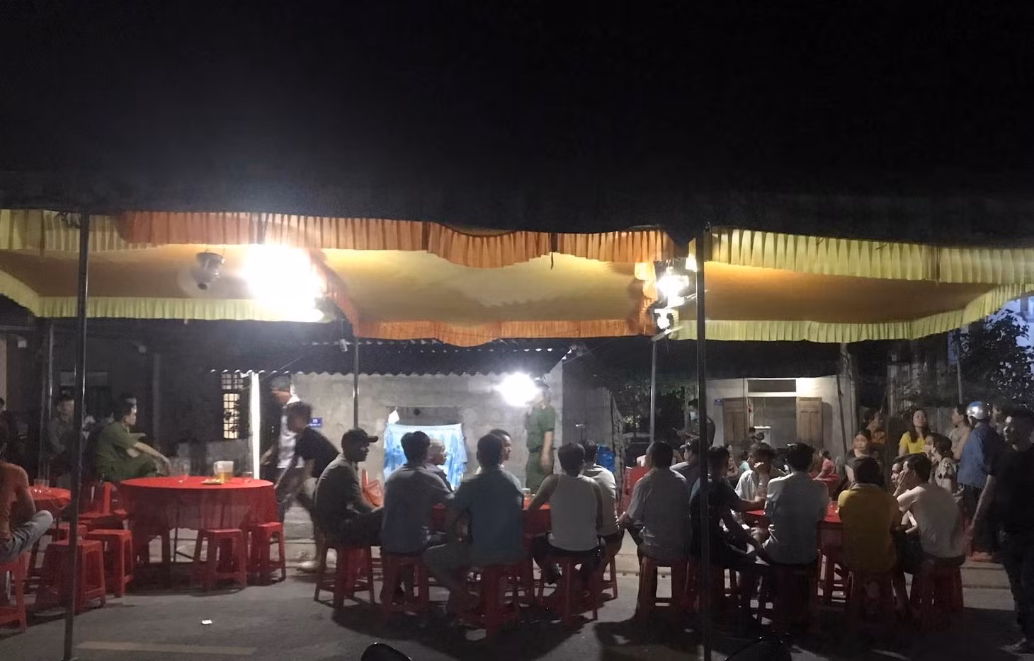 Gia đình Q. lo hậu sự cho nạn nhân. Ảnh: M.Anh.