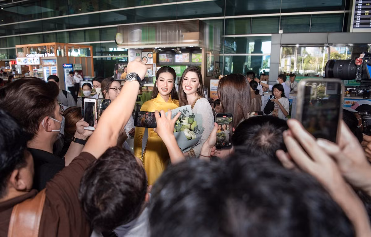 Hoa hậu Đoàn Thiên Ân đón Đương kim Miss Grand International 2023 Isabella Menin tại sân bay. (Ảnh: CTV/Vietnam+)