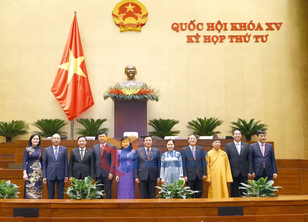 Đoàn ĐBQH tỉnh Quảng Ninh tham gia kỳ họp chụp ảnh lưu niệm cùng các đồng chí lãnh đạo Quốc hội (11-2023). Ảnh: Nguyễn Thanh