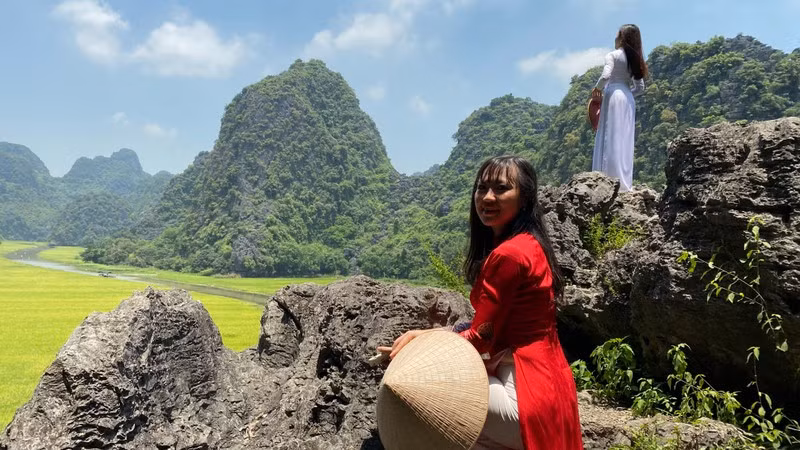 Những khối đá vôi cảnh quan karst ở Tràng An nổi bật giữa thiên nhiên. (Ảnh: Xuân Trường)