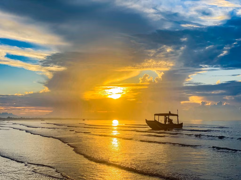 Chiều về trên bãi biển Bình Ngọc.