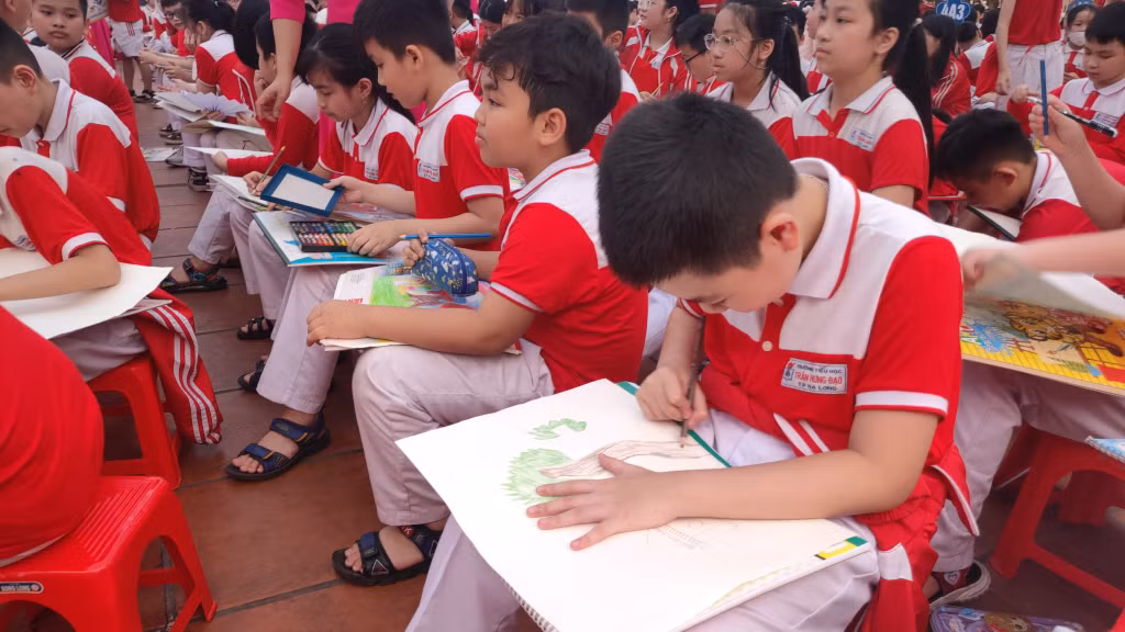 Ngày hội sắc màu nhận được sự hưởng ứng nhiệt tình từ các em học sinh.