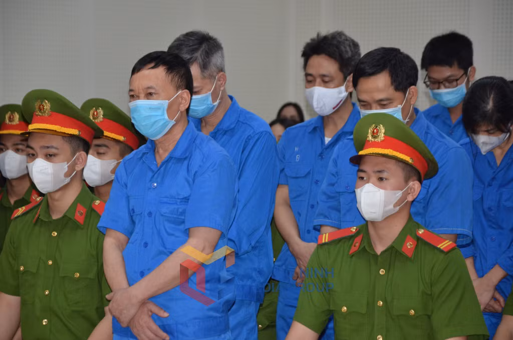 30 năm tù đối với bị cáo Phạm Văn Phả (hàng đầu tiên) cho cả 3 tội “Lừa đảo chiếm đoạt tài sản”, “Tham ô tài sản” và “Đưa hối lộ”