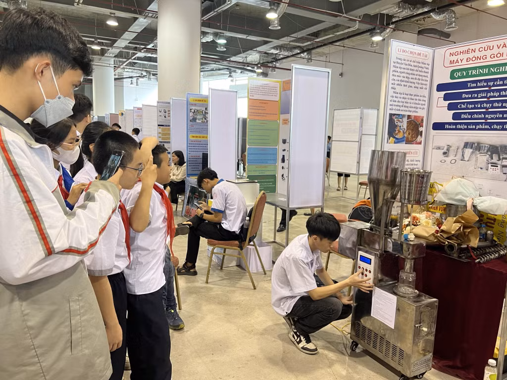 Học sinh TP Hạ Long tham quan mô hình Dự án "Nghiên cứu và chế tạo máy đóng gói mắm tép" của nhóm tác giả Lê Đức Anh, Trần Long Hải (giải ba).