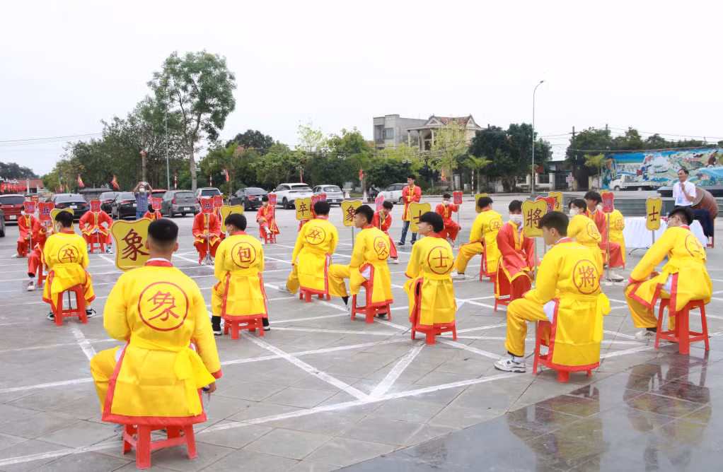 Trong khuôn khổ lễ hội diễn ra các trò chơi dân gian, các môn thể thao như cờ người...