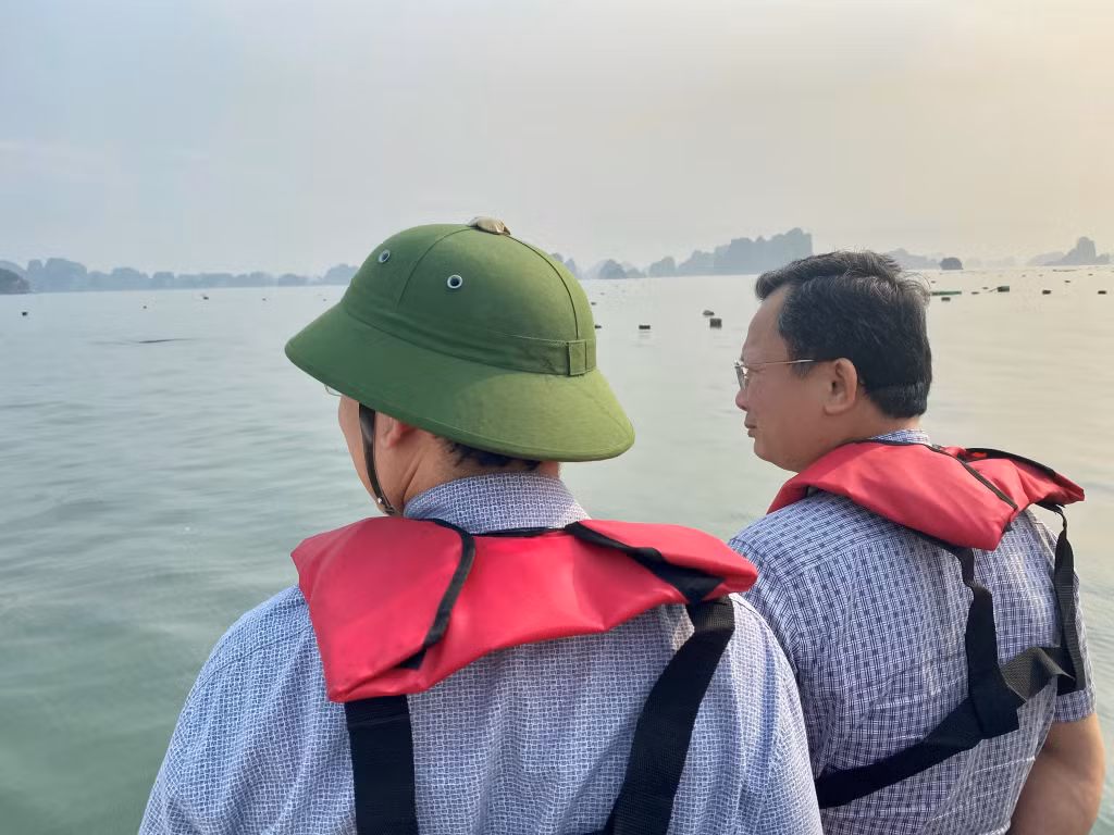 Đồng chí Cao Tường Huy, Quyền Chủ tịch UBND tỉnh đi kiểm tra thực địa khu vực nuôi trồng thủy sản (NTTS) và những khu vực có phao xốp trôi nổi trên Vịnh Hạ Long.