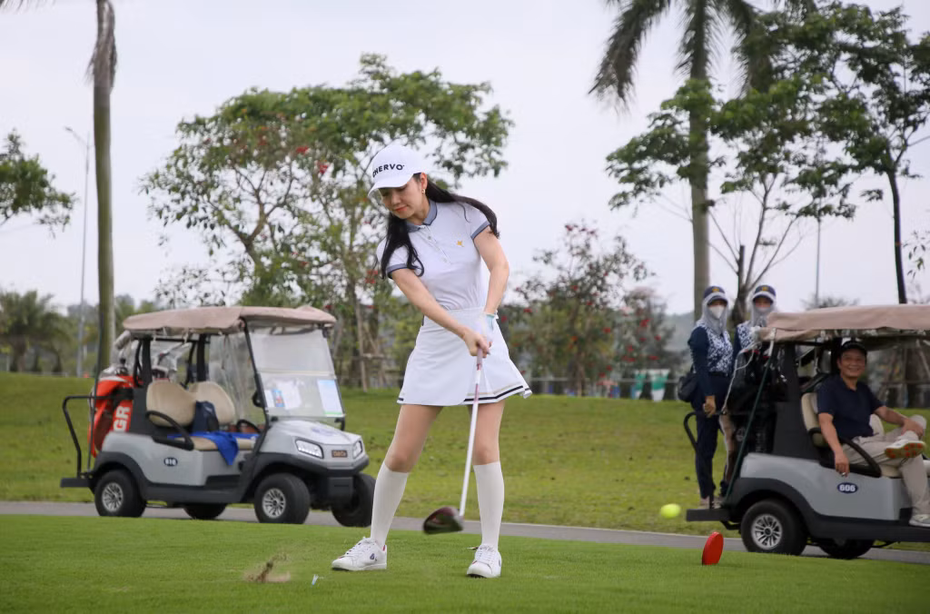 Các golfer nữ thể hiện sự duyên dáng nhưng cũng không kém phần khỏe khoắn tại bảng Lady.