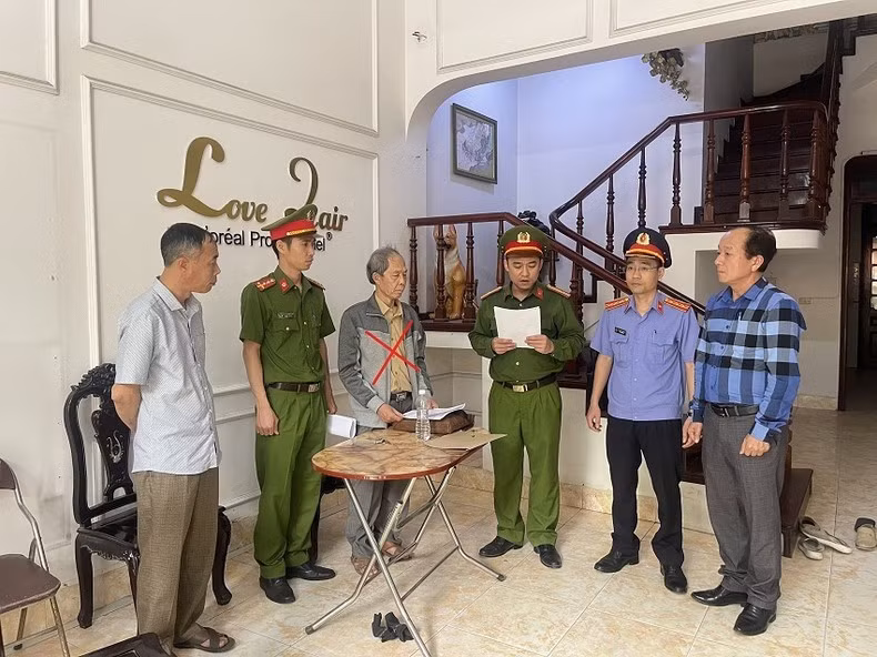 Nguyễn Thành Nam, nguyên Phó Giám đốc Sở Tài nguyên và Môi trường tỉnh Hà Nam (thứ ba từ bên trái sang)