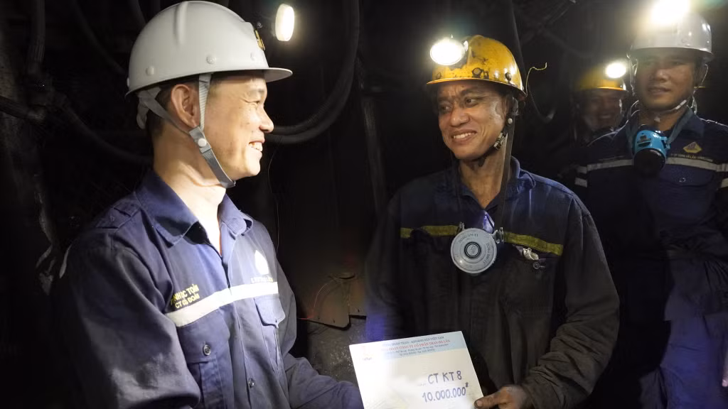 Lãnh đạo Công đoàn Công ty luôn quan tâm động viên thợ mỏ kịp thời.