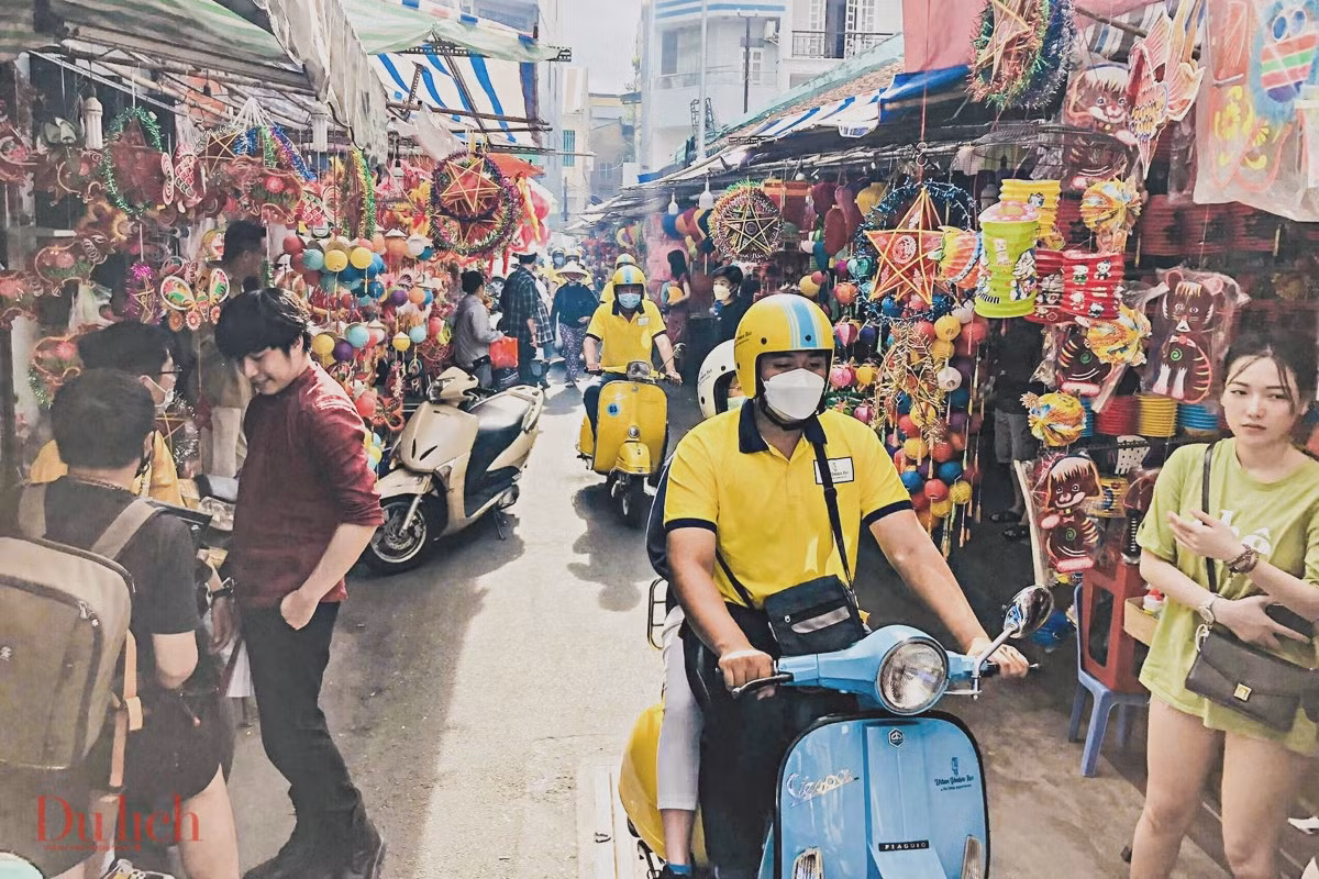 Một tour khám phá TP HCM bằng xe vespa cổ - Ảnh: Tạp chí Du lịch TP HCM
