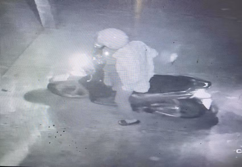 Sau khi gây án, Tiếp lái xe máy bỏ trốn. Ảnh: CACC.