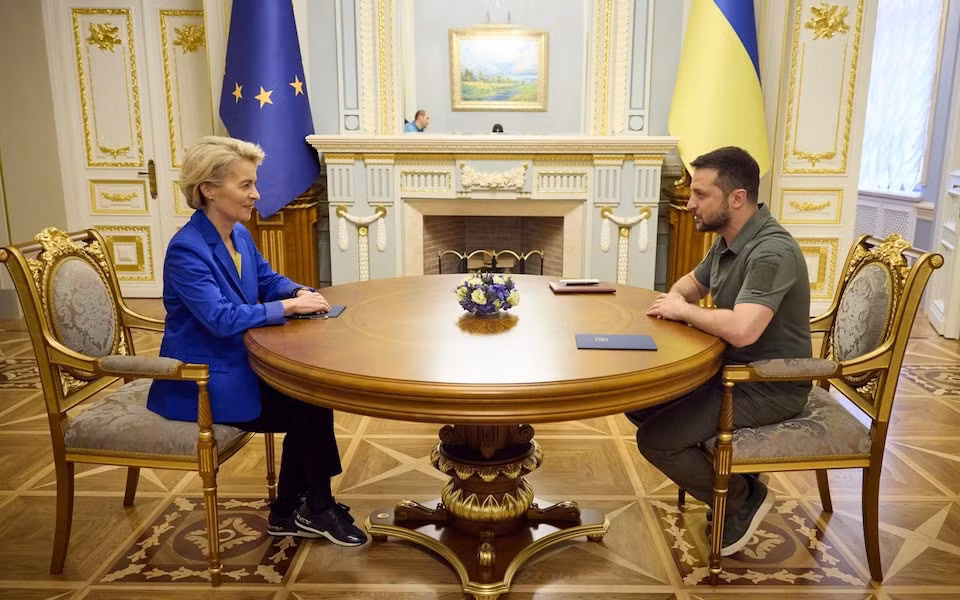 Tổng thống Ukraine Zelensky tiếp Chủ tịch Ủy ban châu Âu Ursula von der Leyen khi bà thăm Kiev vào tháng 9/2022. Ảnh: AFP
