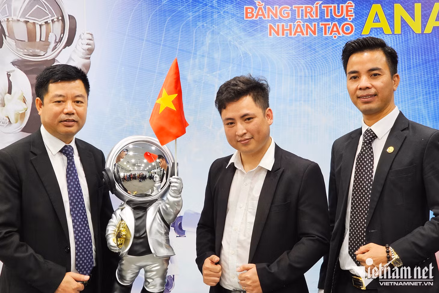 Ba nhà sáng lập nhóm phát triển robot Anan. Ảnh: Trọng Đạt