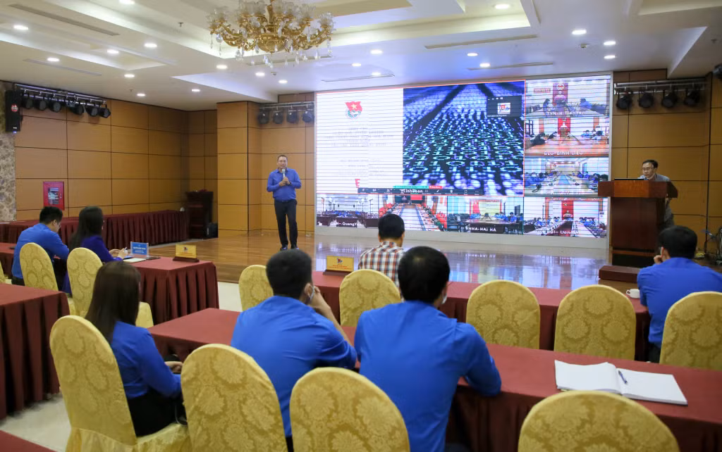 Chuyên gia truyền thông phổ biến chuyên đề “Nâng cao chất lượng tuyên truyền trên trang cộng đồng Đoàn thanh niên các cấp trong thời kỳ chuyển đổi số” tại hội nghị.