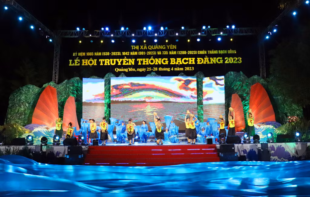 Chương trình nghệ thuật sử thi với chủ đề “Bạch Đằng - Bản hùng ca của dân tộc” tại lễ khai hội Bạch Đằng năm 2023 diễn ra vào tối 25/4 đã để lại cho nhân dân, du khách nhiều cảm xúc. Ảnh: Tạ Quân