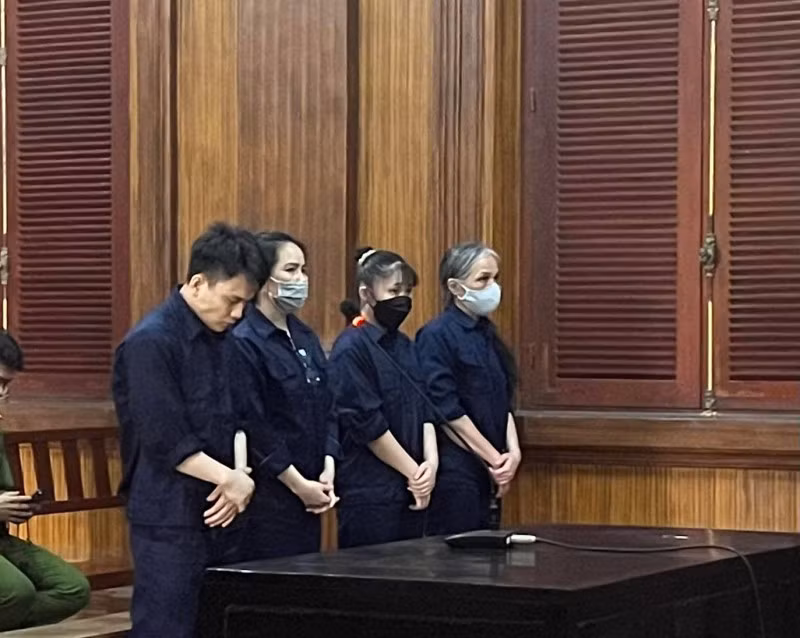 Các bị cáo đang nghe tuyên án.