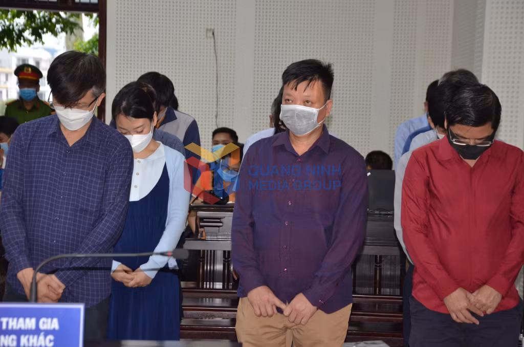 Các bị cáo nghe HĐXX đọc tuyên án.