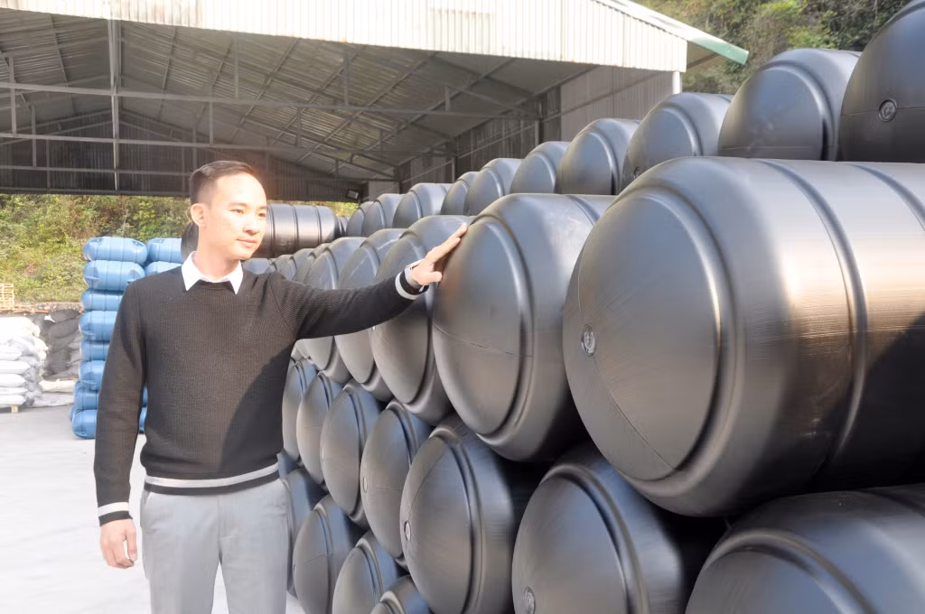 Anh Hoàng với sản phẩm phao HDPE to do Công ty sản xuất, mới đưa ra thị trường vào đầu năm nay.