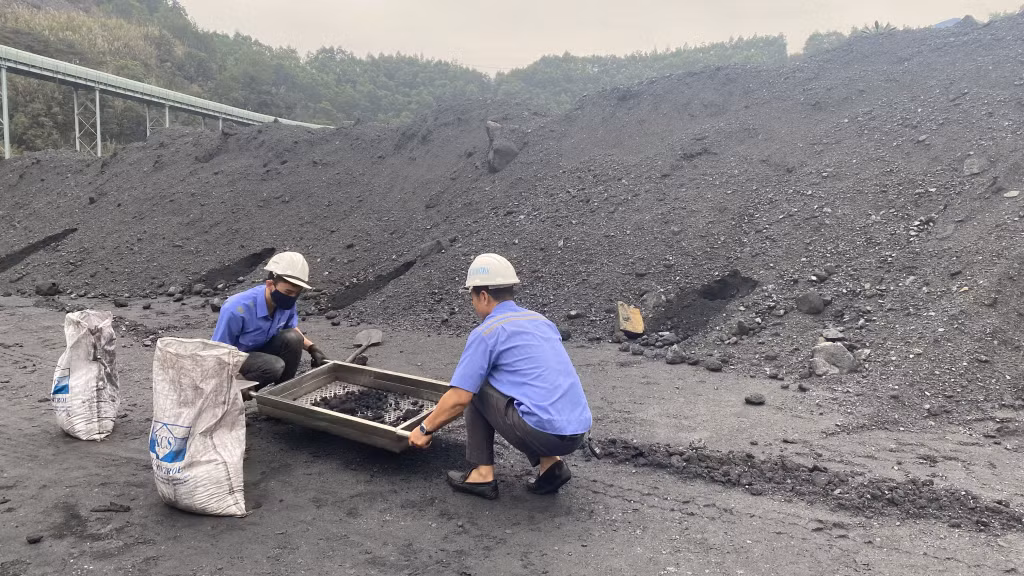 Trung tâm Giám định than Hòn Gai lấy mẫu giám định than nguyên khai tại hiện trường.