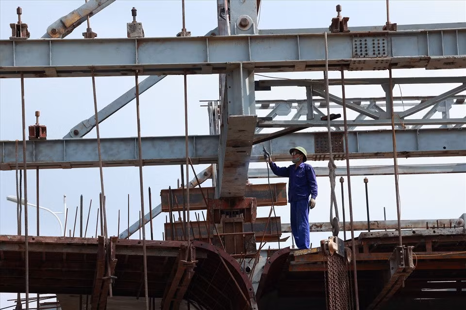 Người lao động làm việc trên công trường xây dựng. Ảnh: Hải Nguyễn