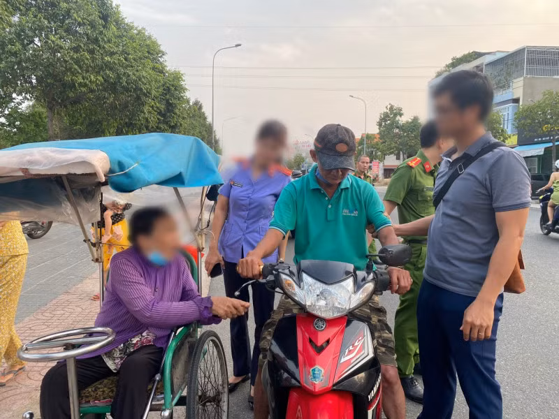 Đối tượng Mai Văn Tài thực hiện lại hành vi cướp giật vé số.