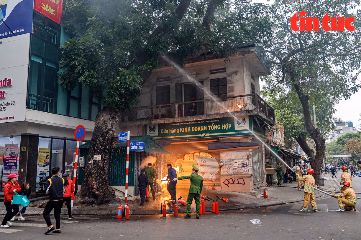 Cuộc diễn tập dựa trên tình huống giả định: Do sơ xuất trong việc sử dụng thiết bị điện nên đã gây ra cháy tại cửa hàng tạp hóa số 50 Châu Long, khu vực chợ Châu Long, phường Trúc Bạch, Hà Nội. Ảnh minh họa: Trung Nguyên/Báo Tin tức