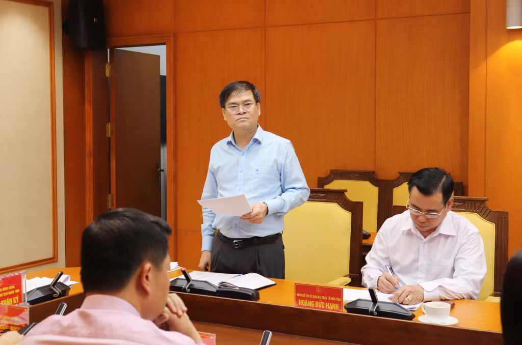 Đồng chí Bùi Văn Khắng, Phó Chủ tịch UBND tỉnh, phát biểu tại hội nghị.