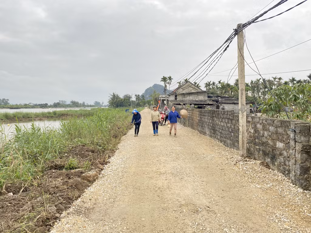 Công ty CP Xi măng và Xây dựng Quảng Ninh hiện đã hỗ trợ sửa chữa, nâng cấp đoạn đường gần 1,5km từ đường nhựa đến Núi Rùa nhằm tạo điều kiện thuận lợi cho việc đi lại, sản xuất của người dân.