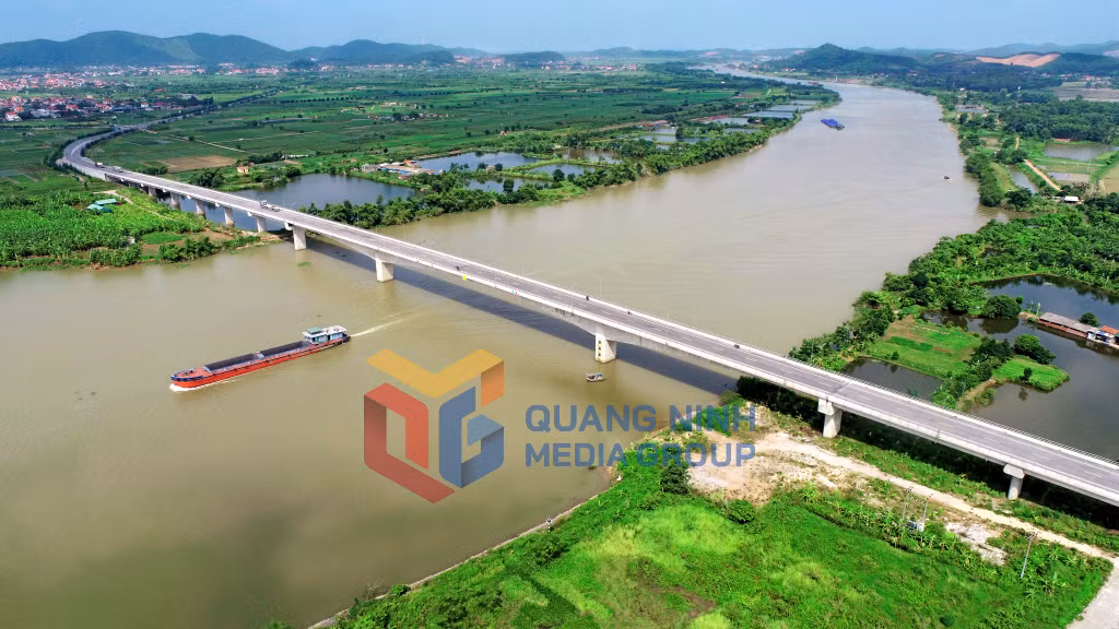 Cầu Triều nối với thị xã Kinh Môn (Hải Dương) với TX Đông Triều (4-2023). Ảnh: Lê Đại (CTV)