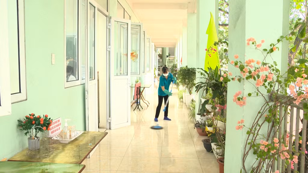 Các trường học tăng cường vệ sinh và trang bị nước rửa tay sát khuẩn, khẩu trang dự phòng tại các lớp học.