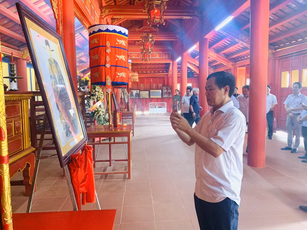 Đại biểu tìm hiểu về Vua Hàm Nghi và các tướng sĩ Cần Vương - Ảnh: Đ.V