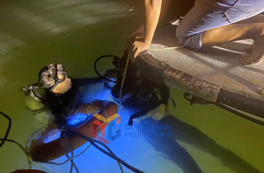 Các thợ lặn thuộc lực lượng Đặc công nước của Quân chủng Hải quân thay ca gối kíp, vùi mình trong lòng biển đêm với quyết tâm tìm thấy các nạn nhân xấu số.