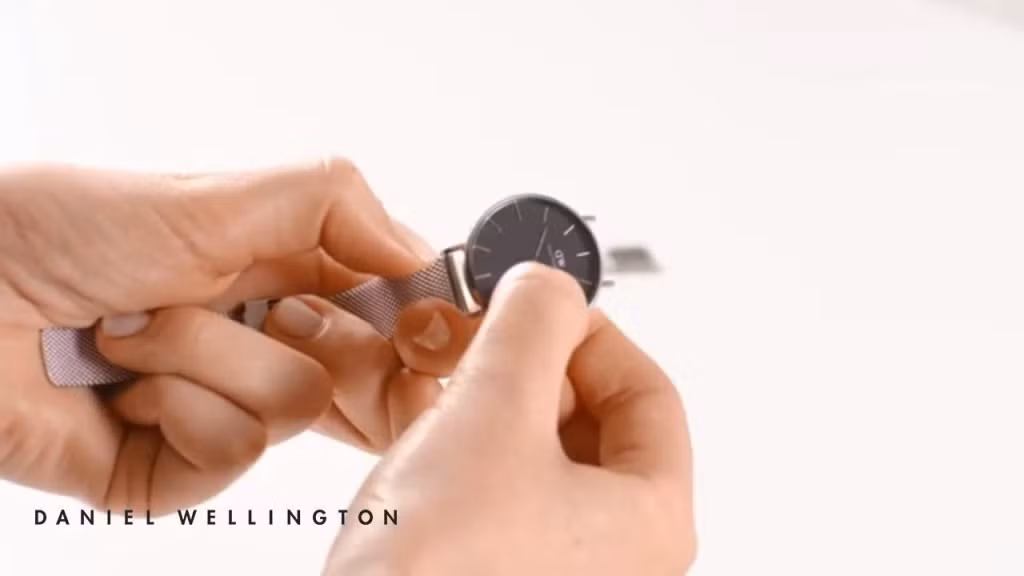 Đồng hồ DW nổi bật với thiết kế thanh lịch, sang trọng.