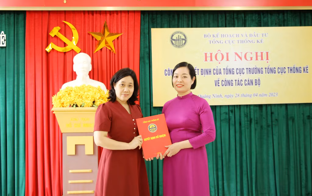 Đồng chí Nguyễn Thị Hương, Tổng Cục trưởng Tổng cục Thống kê, trao quyết định giao nhiệm vụ phụ trách Cục Thống kê tỉnh Quảng Ninh cho đồng chí Ngô Thị Vân.