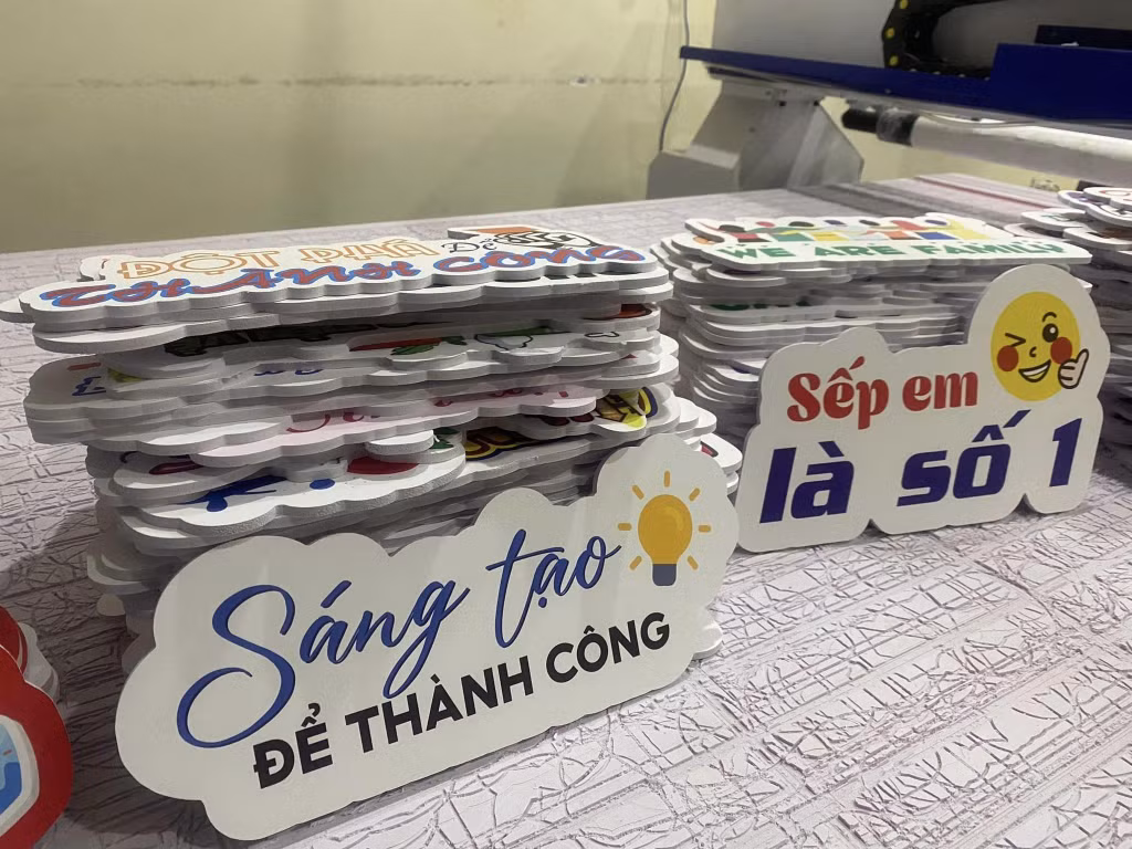 Cửa hàng in hashtag cầm tay chụp hình đẹp, uy tín và chất lượng ảnh 3