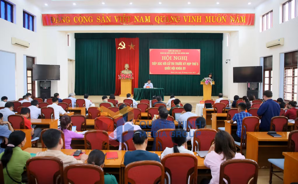 Quang cảnh cuộc tiếp xúc cử tri.