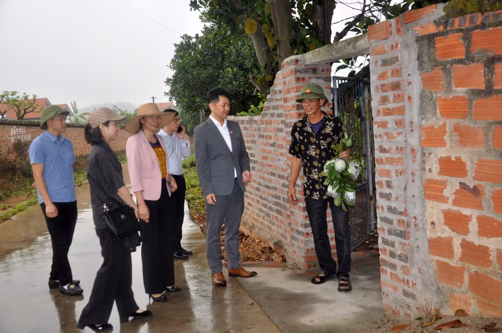 Anh Heo Su Yeong cùng đoàn cán bộ của TX Đông Triều, xã Việt Dân tìm hiểu tại một trong 4 hộ dân được chọn làm du lịch tại thôn Tân Thành.