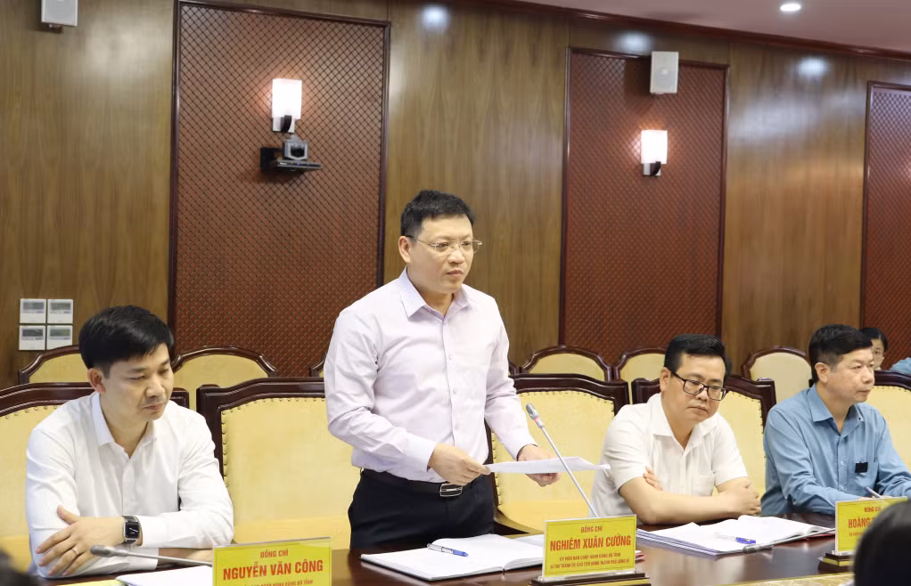 Bí thư Thành ủy Nghiêm Xuân Cường, báo cáo tình hình thực hiện nhiệm vụ ở địa phương.