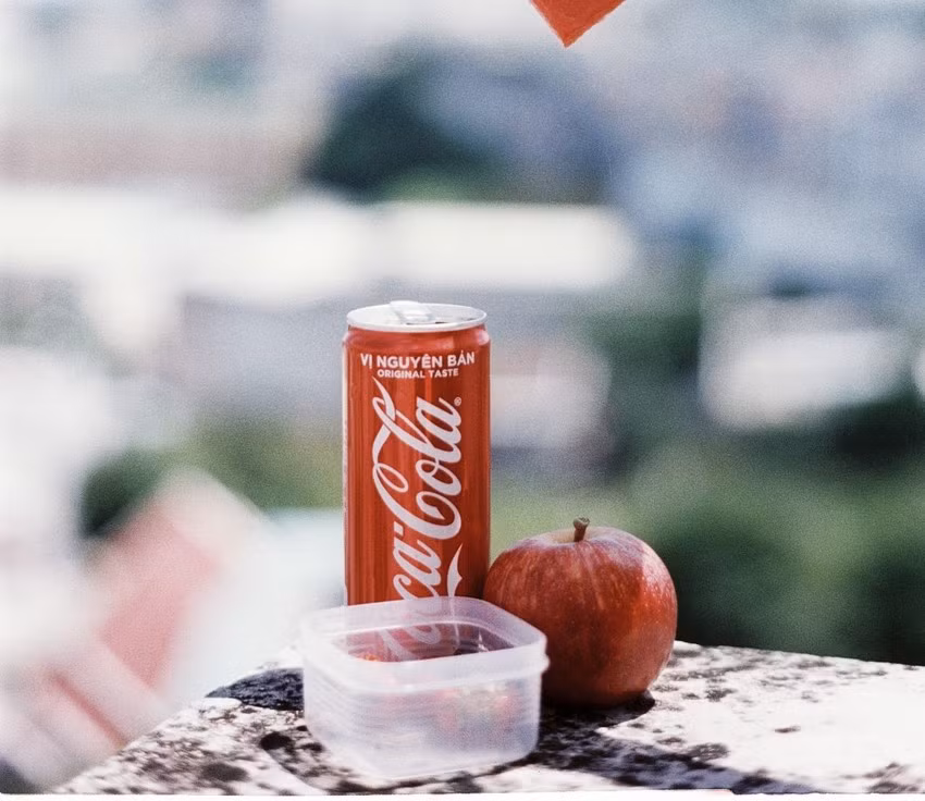 Tránh đồ uống có ga như cola và soda vì chúng chứa nhiều đường, caffein và chất làm ngọt nhân tạo. Ảnh: PHƯƠNG LÊ.