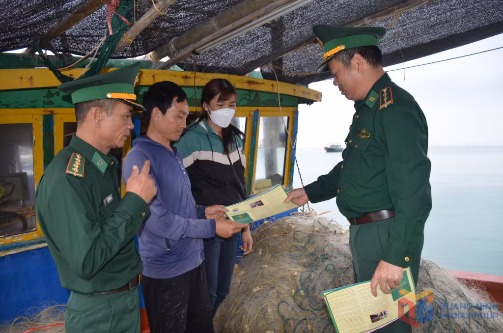 Cán bộ Đồn BP Cô Tô tuyên truyền Luật Biên phòng cho người dân trên địa bàn.