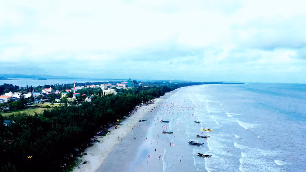 Bãi biển Trà Cổ đặc biệt hấp dẫn khách du lịch mùa hè.