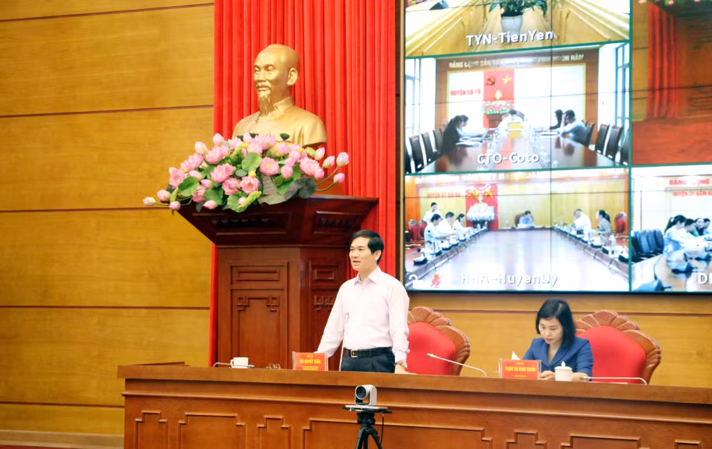 Đồng chí Vũ Quyết Tiến, Ủy viên Ban Thường vụ Tỉnh ủy, Trưởng Ban Tổ chức Tỉnh ủy, phát biểu tại hội nghị.