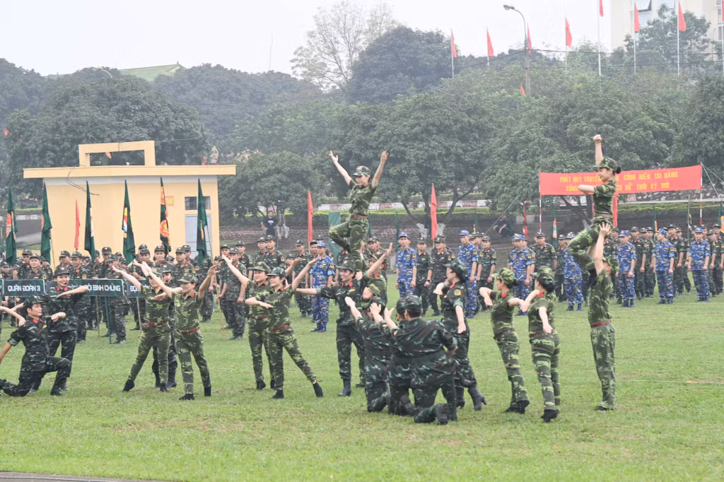 Các cán bộ, chiến sĩ tham gia chương trình.