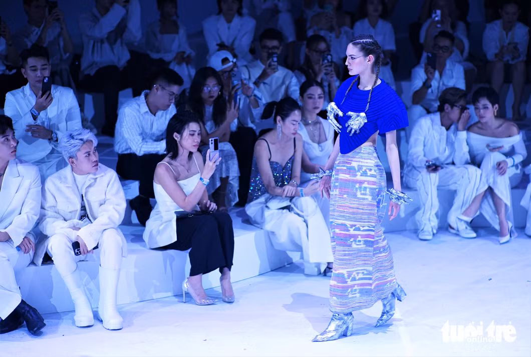 Show diễn Mirage quy tụ đông đảo công chúng đến thưởng lãm trong khuôn khổ triển lãm LIT - Bật sáng