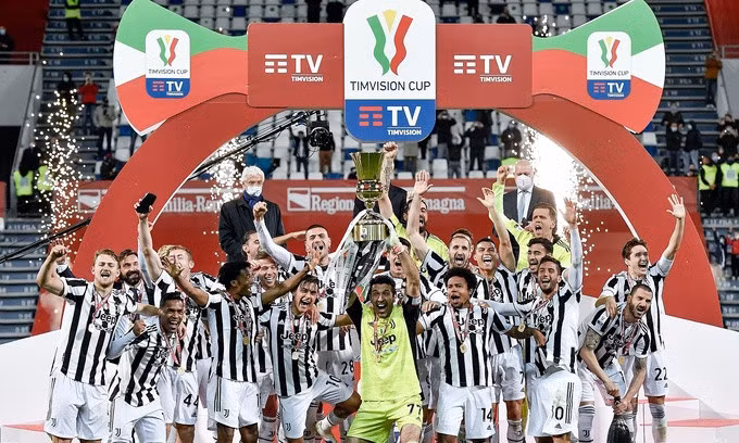 Các cầu thủ Juventus nâng Cup trên sân Mapei. Ảnh: Twitter / Juventus