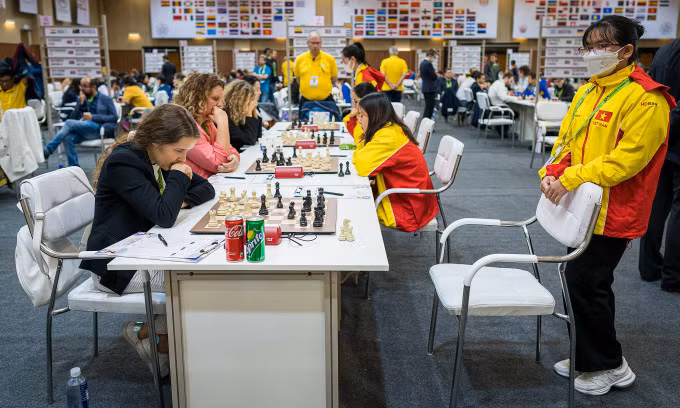 Việt Nam (phải) trong ván đấu Hungary hôm 3/8 tại Chennai, Ấn Độ. Ảnh: FIDE